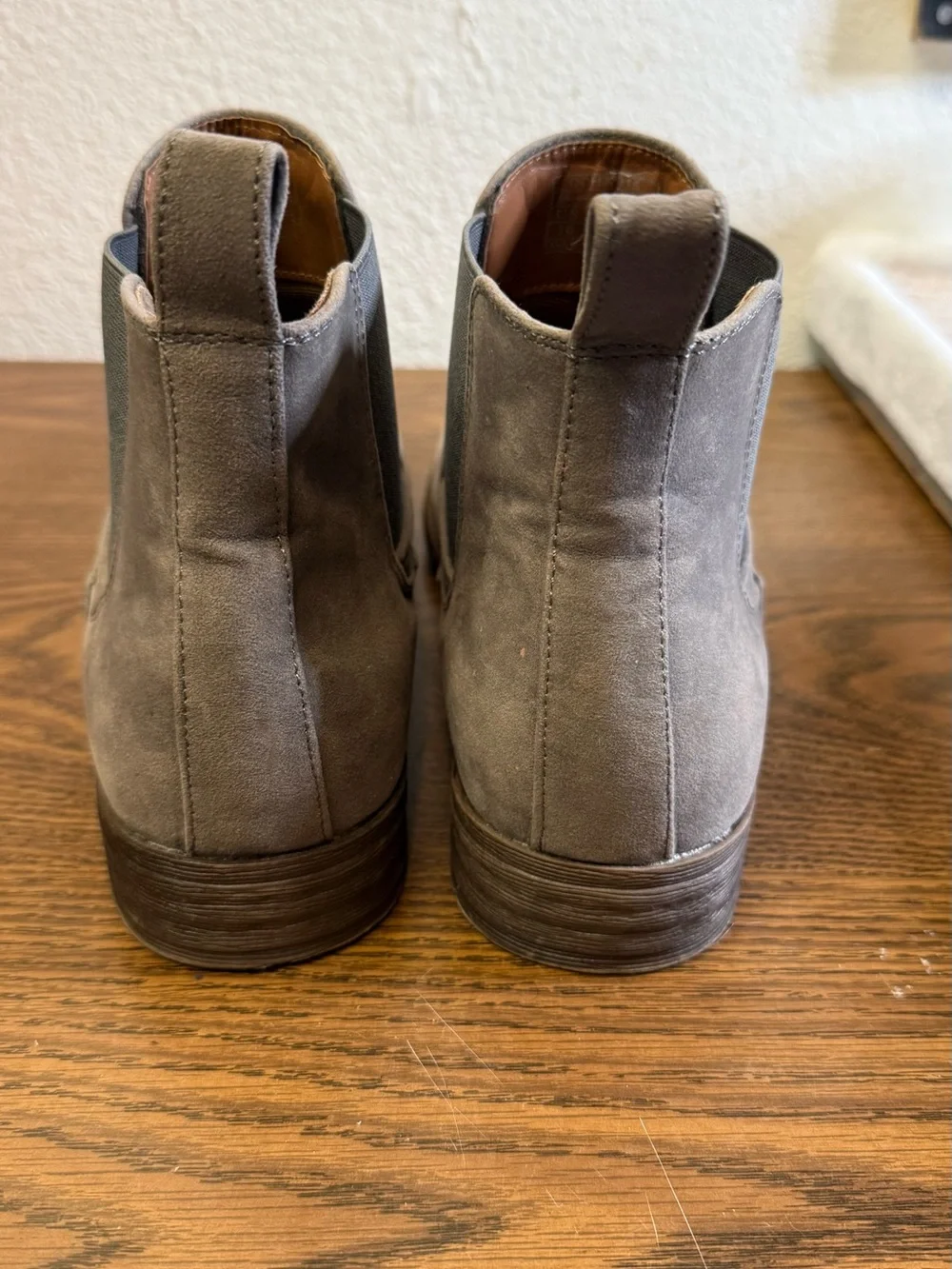 Men's Suede Chelsea Boots — Gray Suede